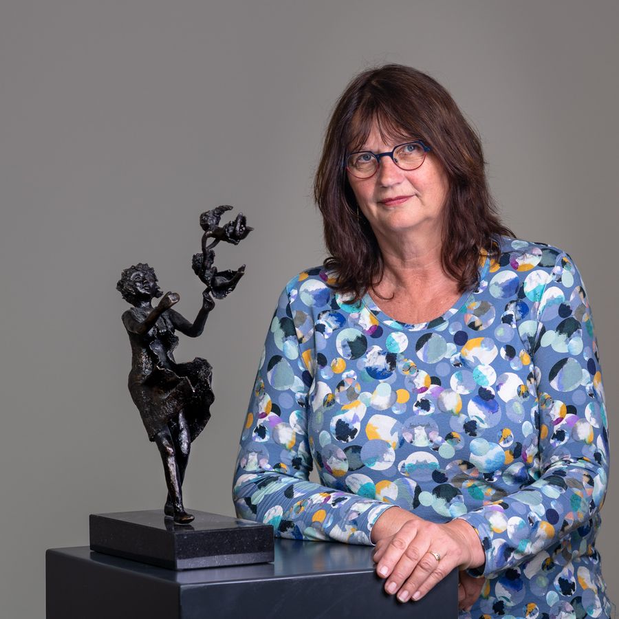 Lydia Laman met bronzen beeld