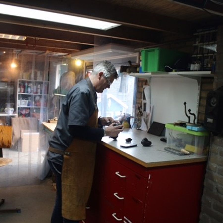 Cor den Toom aan het werk in zijn atelier