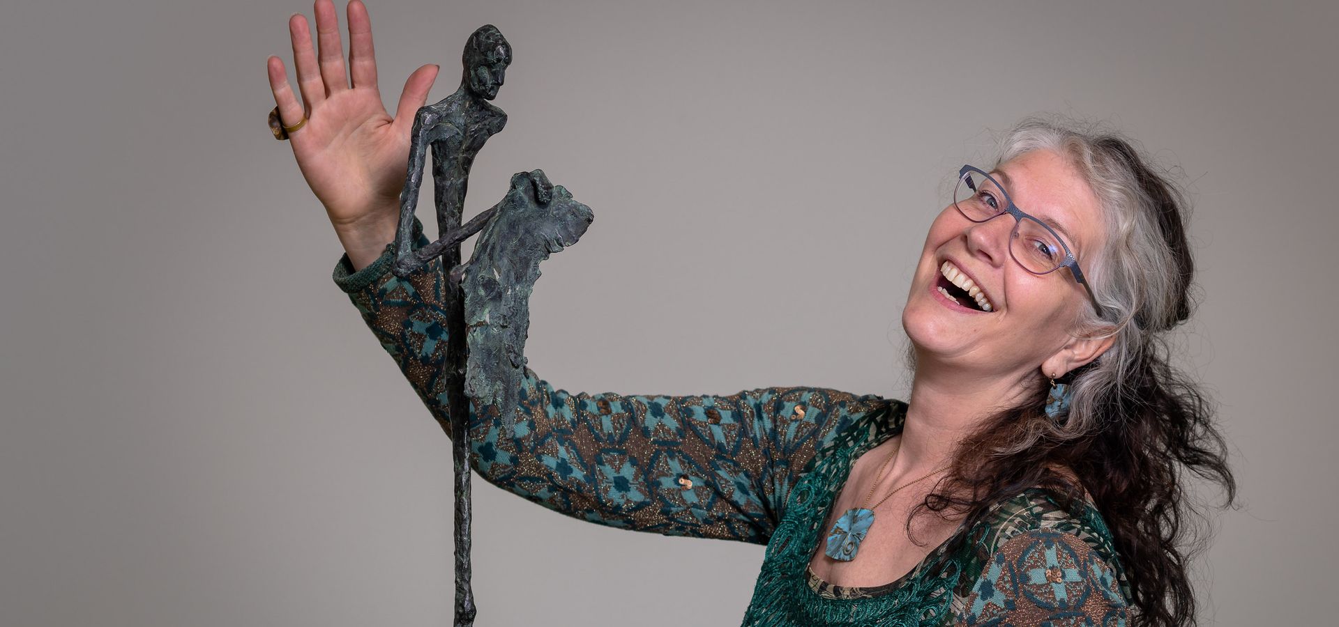 Relinde Kattenberg met bronzen beeld