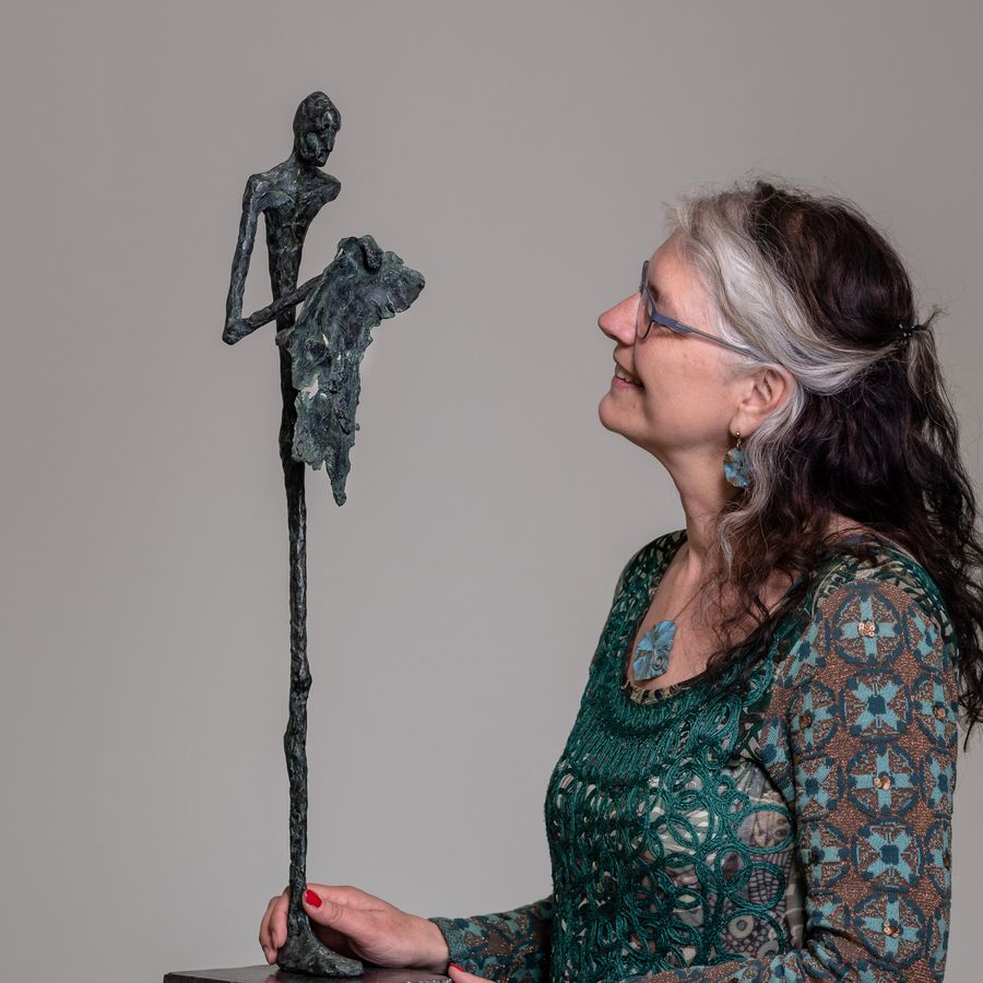 Relinde Kattenberg met bronzen beeld